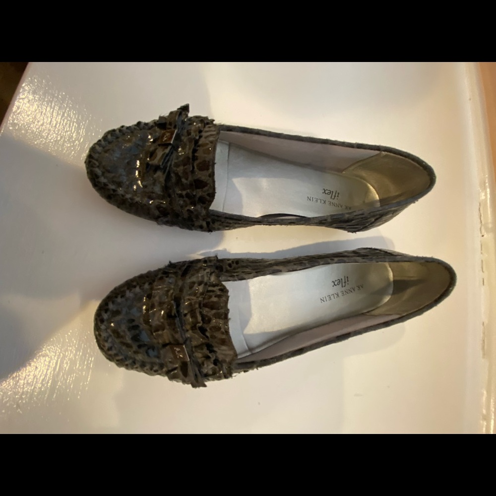 ak ANNE KLEIN iflex blue/gray flats.